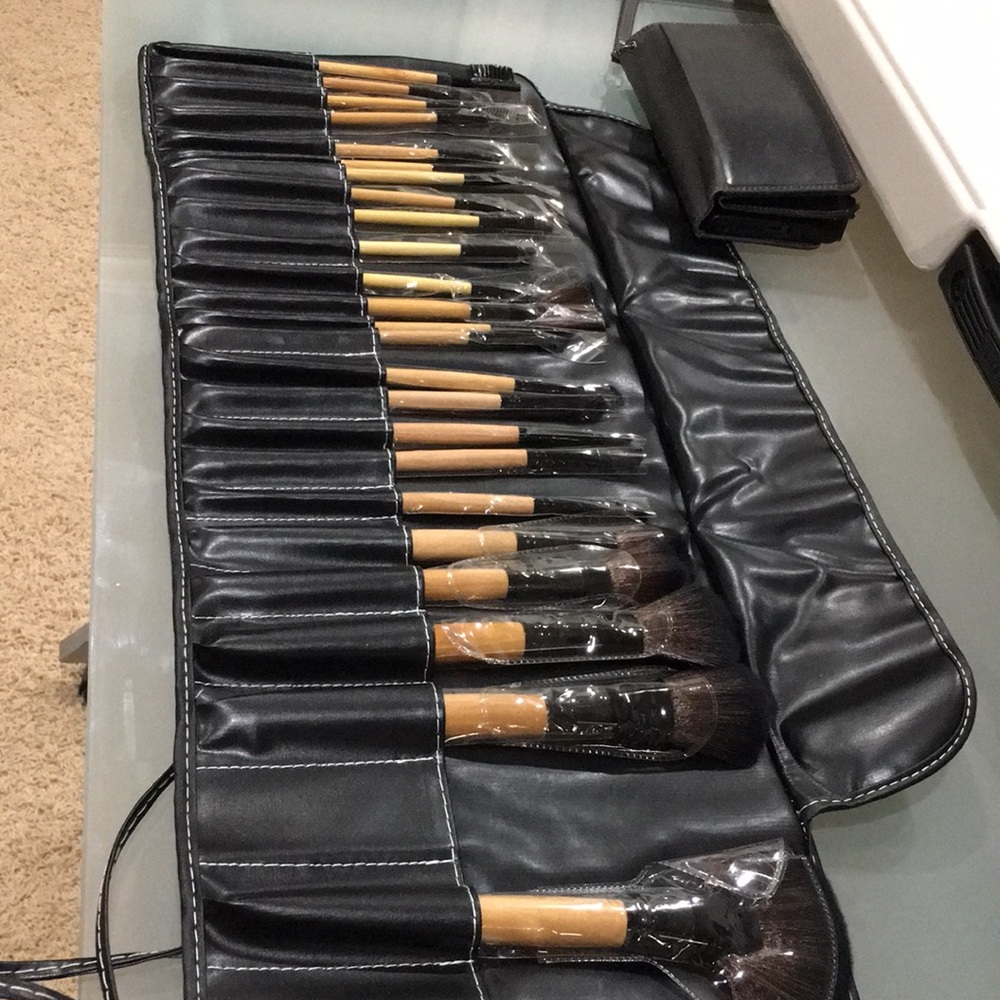 24 piece set brushes